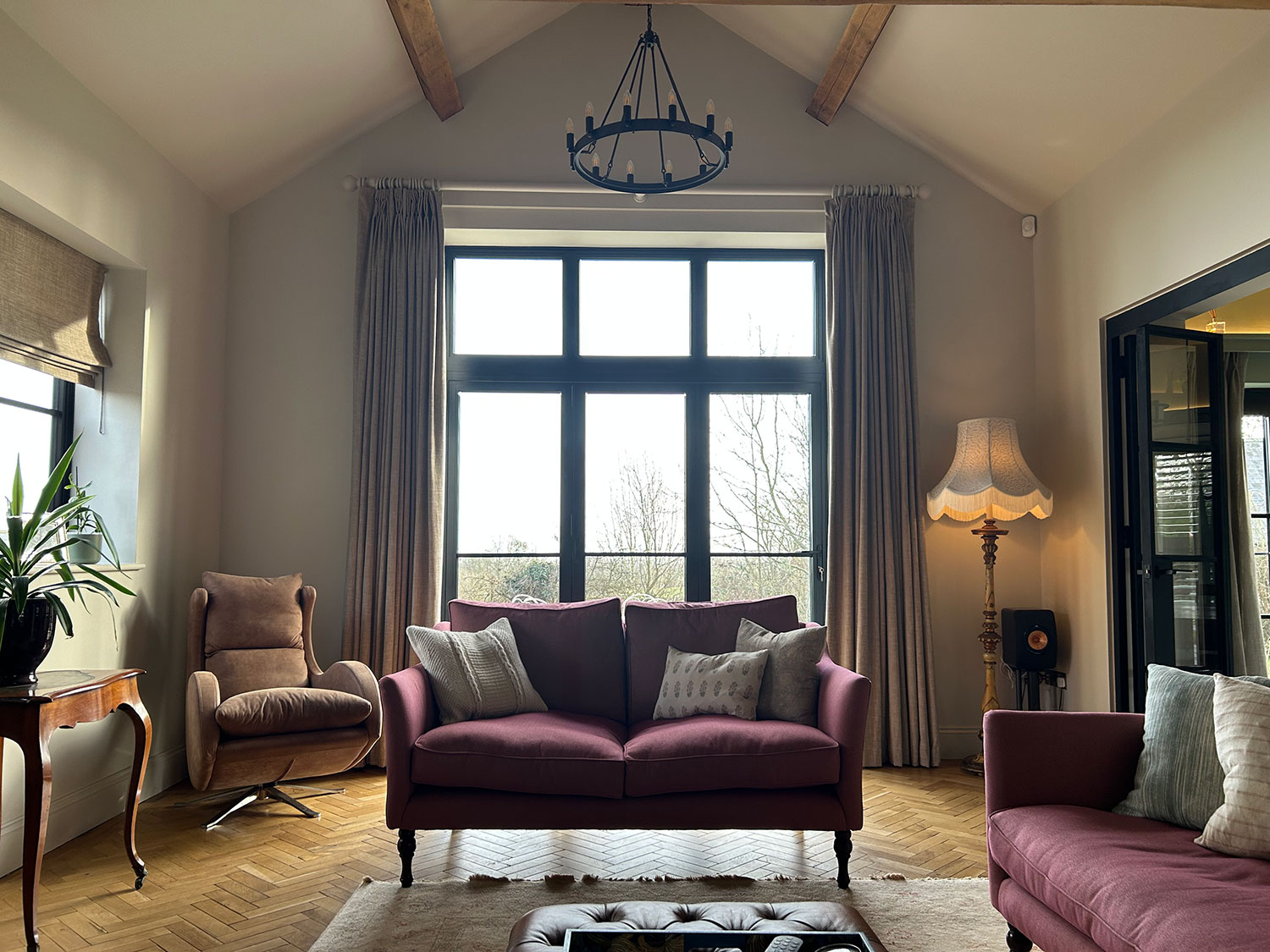 Livingroom, red sofas, beams